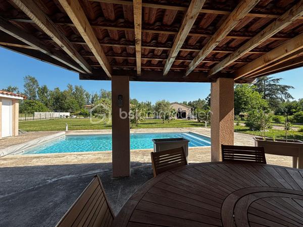 Proche du centre du village de Couffouleux, jolie maison de plain-pied dans un environnement calme, offrant un cadre de vie idéal entre campagne et proximité des commodités.

La maison d'env. 114 m² habitables, propose un hall d’entrée avec placards, un toilette indépendant ainsi qu’une superbe pièce de vie entièrement ouverte avec cuisine aménagée. Le séjour chaleureux, est équipé d’une cheminée avec insert. Il s’ouvre sur une agréable terrasse couverte, vue sur la piscine, parfaite pour profiter des beaux jours en toute tranquillité.
Côté nuit, vous trouverez 3 chambres équipées de placards ainsi qu’une salle de bains fonctionnelle.

La maison dispose également d’un espace supplémentaire très appréciable : une pièce supplémentaire aménagée en pièce de vie, idéal pour un bureau, une salle de jeux, un espace télétravail ou encore une 4ᵉ chambre.

À l’extérieur, le charme opère immédiatement avec un magnifique terrain clos et paysagé de 2 200 m², accueillant une piscine, un coin pool house avec barbecue, four à pizza, et un grand garage indépendant de 50 m² avec son boulodrome.

Enfin, des panneaux photovoltaïques ont récemment été installés, permettant une baisse significative du coût de l’énergie et apportant un véritable confort économique au quotidien.

VIDEO DISPONIBLE !