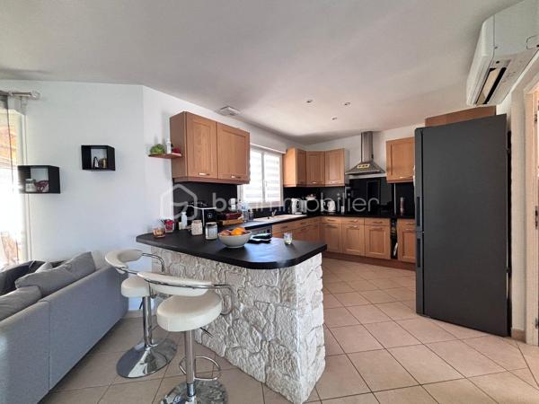 Proche du centre du village de Couffouleux, jolie maison de plain-pied dans un environnement calme, offrant un cadre de vie idéal entre campagne et proximité des commodités.

La maison d'env. 114 m² habitables, propose un hall d’entrée avec placards, un toilette indépendant ainsi qu’une superbe pièce de vie entièrement ouverte avec cuisine aménagée. Le séjour chaleureux, est équipé d’une cheminée avec insert. Il s’ouvre sur une agréable terrasse couverte, vue sur la piscine, parfaite pour profiter des beaux jours en toute tranquillité.
Côté nuit, vous trouverez 3 chambres équipées de placards ainsi qu’une salle de bains fonctionnelle.

La maison dispose également d’un espace supplémentaire très appréciable : une pièce supplémentaire aménagée en pièce de vie, idéal pour un bureau, une salle de jeux, un espace télétravail ou encore une 4ᵉ chambre.

À l’extérieur, le charme opère immédiatement avec un magnifique terrain clos et paysagé de 2 200 m², accueillant une piscine, un coin pool house avec barbecue, four à pizza, et un grand garage indépendant de 50 m² avec son boulodrome.

Enfin, des panneaux photovoltaïques ont récemment été installés, permettant une baisse significative du coût de l’énergie et apportant un véritable confort économique au quotidien.

VIDEO DISPONIBLE !