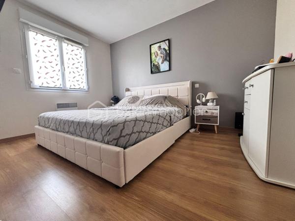 Proche du centre du village de Couffouleux, jolie maison de plain-pied dans un environnement calme, offrant un cadre de vie idéal entre campagne et proximité des commodités.

La maison d'env. 114 m² habitables, propose un hall d’entrée avec placards, un toilette indépendant ainsi qu’une superbe pièce de vie entièrement ouverte avec cuisine aménagée. Le séjour chaleureux, est équipé d’une cheminée avec insert. Il s’ouvre sur une agréable terrasse couverte, vue sur la piscine, parfaite pour profiter des beaux jours en toute tranquillité.
Côté nuit, vous trouverez 3 chambres équipées de placards ainsi qu’une salle de bains fonctionnelle.

La maison dispose également d’un espace supplémentaire très appréciable : une pièce supplémentaire aménagée en pièce de vie, idéal pour un bureau, une salle de jeux, un espace télétravail ou encore une 4ᵉ chambre.

À l’extérieur, le charme opère immédiatement avec un magnifique terrain clos et paysagé de 2 200 m², accueillant une piscine, un coin pool house avec barbecue, four à pizza, et un grand garage indépendant de 50 m² avec son boulodrome.

Enfin, des panneaux photovoltaïques ont récemment été installés, permettant une baisse significative du coût de l’énergie et apportant un véritable confort économique au quotidien.

VIDEO DISPONIBLE !
