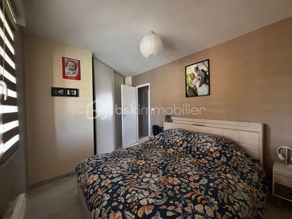 Proche du centre du village de Couffouleux, jolie maison de plain-pied dans un environnement calme, offrant un cadre de vie idéal entre campagne et proximité des commodités.

La maison d'env. 114 m² habitables, propose un hall d’entrée avec placards, un toilette indépendant ainsi qu’une superbe pièce de vie entièrement ouverte avec cuisine aménagée. Le séjour chaleureux, est équipé d’une cheminée avec insert. Il s’ouvre sur une agréable terrasse couverte, vue sur la piscine, parfaite pour profiter des beaux jours en toute tranquillité.
Côté nuit, vous trouverez 3 chambres équipées de placards ainsi qu’une salle de bains fonctionnelle.

La maison dispose également d’un espace supplémentaire très appréciable : une pièce supplémentaire aménagée en pièce de vie, idéal pour un bureau, une salle de jeux, un espace télétravail ou encore une 4ᵉ chambre.

À l’extérieur, le charme opère immédiatement avec un magnifique terrain clos et paysagé de 2 200 m², accueillant une piscine, un coin pool house avec barbecue, four à pizza, et un grand garage indépendant de 50 m² avec son boulodrome.

Enfin, des panneaux photovoltaïques ont récemment été installés, permettant une baisse significative du coût de l’énergie et apportant un véritable confort économique au quotidien.

VIDEO DISPONIBLE !
