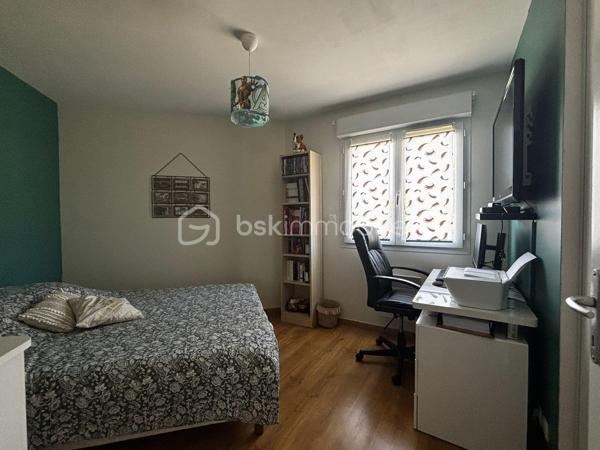 Proche du centre du village de Couffouleux, jolie maison de plain-pied dans un environnement calme, offrant un cadre de vie idéal entre campagne et proximité des commodités.

La maison d'env. 114 m² habitables, propose un hall d’entrée avec placards, un toilette indépendant ainsi qu’une superbe pièce de vie entièrement ouverte avec cuisine aménagée. Le séjour chaleureux, est équipé d’une cheminée avec insert. Il s’ouvre sur une agréable terrasse couverte, vue sur la piscine, parfaite pour profiter des beaux jours en toute tranquillité.
Côté nuit, vous trouverez 3 chambres équipées de placards ainsi qu’une salle de bains fonctionnelle.

La maison dispose également d’un espace supplémentaire très appréciable : une pièce supplémentaire aménagée en pièce de vie, idéal pour un bureau, une salle de jeux, un espace télétravail ou encore une 4ᵉ chambre.

À l’extérieur, le charme opère immédiatement avec un magnifique terrain clos et paysagé de 2 200 m², accueillant une piscine, un coin pool house avec barbecue, four à pizza, et un grand garage indépendant de 50 m² avec son boulodrome.

Enfin, des panneaux photovoltaïques ont récemment été installés, permettant une baisse significative du coût de l’énergie et apportant un véritable confort économique au quotidien.

VIDEO DISPONIBLE !