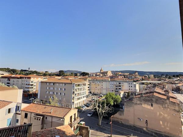 Aubagne centre-ville - Résidence Le Voltaire- Appartement T4-100 m2 avec 2 loggias