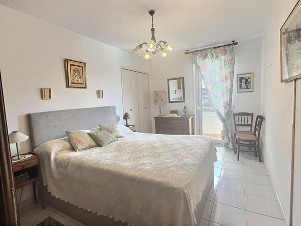 Aubagne centre-ville - Résidence Le Voltaire- Appartement T4-100 m2 avec 2 loggias