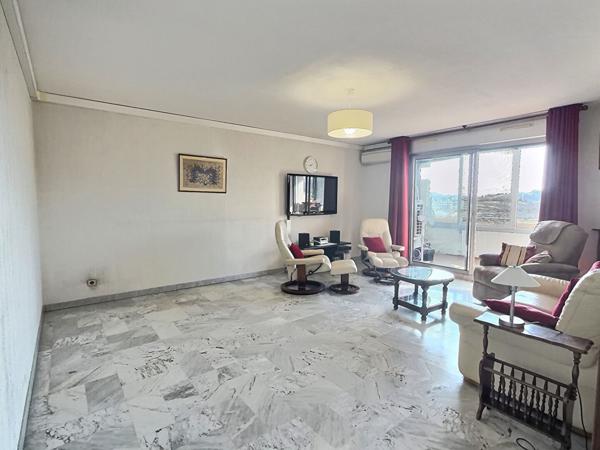 Aubagne centre-ville - Résidence Le Voltaire- Appartement T4-100 m2 avec 2 loggias