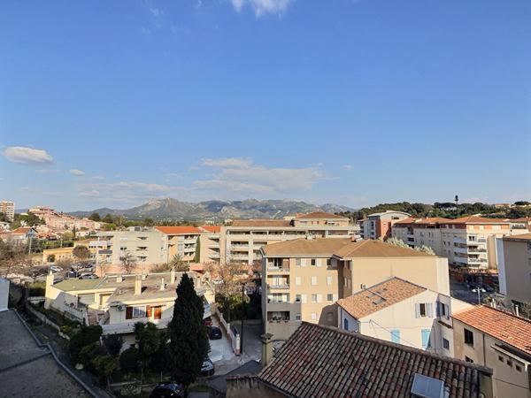 Aubagne centre-ville - Résidence Le Voltaire- Appartement T4-100 m2 avec 2 loggias