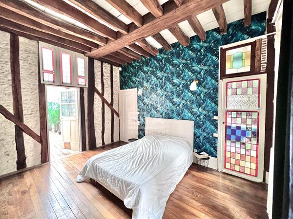 Coeur d'Orléans, maison de caractère avec patio, terrasse et garage .