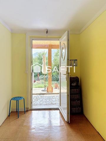 Villa 3 faces avec jardin et vue sur les montagnes