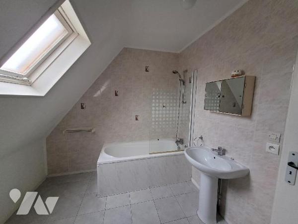 Située sur la commune de la Richardais, proche du centre, cette maison comprend : Au rez-de-cha...