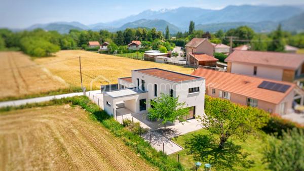 Dans l'un des secteurs les plus prisés de Plaine de Reymure, découvrez une maison contemporaine d'exception où confort, luminosité et prestations haut de gamme se conjuguent à la perfection.

Édifiée en 2021 sur une parcelle de 788 m² piscinable et parfaitement préservée des regards, cette superbe villa individuelle bénéficie d'un emplacement privilégié à proximité immédiate des écoles et des commodités du quotidien.

Dès l'entrée, vous serez séduit par les volumes généreux et la lumière omniprésente offerte par sa triple exposition. La pièce de vie, vaste et élégante, constitue le cœur de la maison. Elle accueille un salon-séjour spacieux ouvert sur une cuisine contemporaine entièrement équipée aux prestations soignées. Une arrière-cuisine fonctionnelle complète harmonieusement cet espace conçu pour le confort et la convivialité.

Le rez-de-chaussée propose également une belle suite parentale avec sa salle de bains privative, offrant un véritable espace de vie indépendant.

À l'étage, l'espace nuit se compose de trois grandes chambres, d'une salle de bains familiale et de toilettes indépendantes, parfaitement adaptées à la vie de famille.

Enfin, la maison dispose d'un espace complémentaire d'environ 15 m² à fort potentiel, déjà équipé des arrivées d'eau. Cet espace pourra être aménagé selon vos envies : cabinet professionnel, studio indépendant, bureau de télétravail, atelier créatif ou encore cuisine d'été pour profiter pleinement des extérieurs. Une flexibilité précieuse qui permet d'adapter le bien aux besoins de ses futurs propriétaires et d'en accroître encore la valeur d'usage.

Pensée pour répondre aux exigences actuelles en matière de confort et d'économies d'énergie, la maison bénéficie de prestations de grande qualité :

* DPE A
* Chauffage au sol sur les deux niveaux
* Pompe à chaleur
* Toiture plate végétalisée
* Menuiseries double vitrage
* Volets roulants électriques
* Matériaux et finitions haut de gamme
* Garage double isolé de 40 m²

À l'extérieur, le terrain sans vis-à-vis offre un cadre de vie rare et privilégié, avec la possibilité d'aménager une piscine pour profiter pleinement des beaux jours.

Une propriété récente, élégante et parfaitement entretenue, idéale pour une famille à la recherche d'un cadre de vie paisible sans renoncer à la proximité des services.

Un bien rare sur le secteur, à découvrir sans tarder.

Taxe foncière : 2 360 € / an*