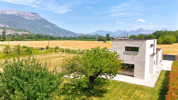 Dans l'un des secteurs les plus prisés de Plaine de Reymure, découvrez une maison contemporaine d'exception où confort, luminosité et prestations haut de gamme se conjuguent à la perfection.

Édifiée en 2021 sur une parcelle de 788 m² piscinable et parfaitement préservée des regards, cette superbe villa individuelle bénéficie d'un emplacement privilégié à proximité immédiate des écoles et des commodités du quotidien.

Dès l'entrée, vous serez séduit par les volumes généreux et la lumière omniprésente offerte par sa triple exposition. La pièce de vie, vaste et élégante, constitue le cœur de la maison. Elle accueille un salon-séjour spacieux ouvert sur une cuisine contemporaine entièrement équipée aux prestations soignées. Une arrière-cuisine fonctionnelle complète harmonieusement cet espace conçu pour le confort et la convivialité.

Le rez-de-chaussée propose également une belle suite parentale avec sa salle de bains privative, offrant un véritable espace de vie indépendant.

À l'étage, l'espace nuit se compose de trois grandes chambres, d'une salle de bains familiale et de toilettes indépendantes, parfaitement adaptées à la vie de famille.

Enfin, la maison dispose d'un espace complémentaire d'environ 15 m² à fort potentiel, déjà équipé des arrivées d'eau. Cet espace pourra être aménagé selon vos envies : cabinet professionnel, studio indépendant, bureau de télétravail, atelier créatif ou encore cuisine d'été pour profiter pleinement des extérieurs. Une flexibilité précieuse qui permet d'adapter le bien aux besoins de ses futurs propriétaires et d'en accroître encore la valeur d'usage.

Pensée pour répondre aux exigences actuelles en matière de confort et d'économies d'énergie, la maison bénéficie de prestations de grande qualité :

* DPE A
* Chauffage au sol sur les deux niveaux
* Pompe à chaleur
* Toiture plate végétalisée
* Menuiseries double vitrage
* Volets roulants électriques
* Matériaux et finitions haut de gamme
* Garage double isolé de 40 m²

À l'extérieur, le terrain sans vis-à-vis offre un cadre de vie rare et privilégié, avec la possibilité d'aménager une piscine pour profiter pleinement des beaux jours.

Une propriété récente, élégante et parfaitement entretenue, idéale pour une famille à la recherche d'un cadre de vie paisible sans renoncer à la proximité des services.

Un bien rare sur le secteur, à découvrir sans tarder.

Taxe foncière : 2 360 € / an*