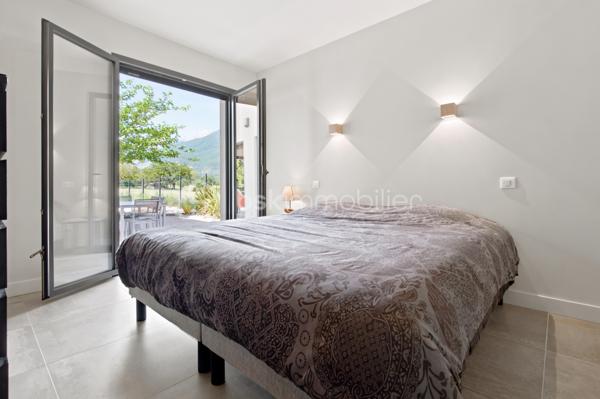 Dans l'un des secteurs les plus prisés de Plaine de Reymure, découvrez une maison contemporaine d'exception où confort, luminosité et prestations haut de gamme se conjuguent à la perfection.

Édifiée en 2021 sur une parcelle de 788 m² piscinable et parfaitement préservée des regards, cette superbe villa individuelle bénéficie d'un emplacement privilégié à proximité immédiate des écoles et des commodités du quotidien.

Dès l'entrée, vous serez séduit par les volumes généreux et la lumière omniprésente offerte par sa triple exposition. La pièce de vie, vaste et élégante, constitue le cœur de la maison. Elle accueille un salon-séjour spacieux ouvert sur une cuisine contemporaine entièrement équipée aux prestations soignées. Une arrière-cuisine fonctionnelle complète harmonieusement cet espace conçu pour le confort et la convivialité.

Le rez-de-chaussée propose également une belle suite parentale avec sa salle de bains privative, offrant un véritable espace de vie indépendant.

À l'étage, l'espace nuit se compose de trois grandes chambres, d'une salle de bains familiale et de toilettes indépendantes, parfaitement adaptées à la vie de famille.

Enfin, la maison dispose d'un espace complémentaire d'environ 15 m² à fort potentiel, déjà équipé des arrivées d'eau. Cet espace pourra être aménagé selon vos envies : cabinet professionnel, studio indépendant, bureau de télétravail, atelier créatif ou encore cuisine d'été pour profiter pleinement des extérieurs. Une flexibilité précieuse qui permet d'adapter le bien aux besoins de ses futurs propriétaires et d'en accroître encore la valeur d'usage.

Pensée pour répondre aux exigences actuelles en matière de confort et d'économies d'énergie, la maison bénéficie de prestations de grande qualité :

* DPE A
* Chauffage au sol sur les deux niveaux
* Pompe à chaleur
* Toiture plate végétalisée
* Menuiseries double vitrage
* Volets roulants électriques
* Matériaux et finitions haut de gamme
* Garage double isolé de 40 m²

À l'extérieur, le terrain sans vis-à-vis offre un cadre de vie rare et privilégié, avec la possibilité d'aménager une piscine pour profiter pleinement des beaux jours.

Une propriété récente, élégante et parfaitement entretenue, idéale pour une famille à la recherche d'un cadre de vie paisible sans renoncer à la proximité des services.

Un bien rare sur le secteur, à découvrir sans tarder.

Taxe foncière : 2 360 € / an*