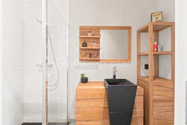 Dans l'un des secteurs les plus prisés de Plaine de Reymure, découvrez une maison contemporaine d'exception où confort, luminosité et prestations haut de gamme se conjuguent à la perfection.

Édifiée en 2021 sur une parcelle de 788 m² piscinable et parfaitement préservée des regards, cette superbe villa individuelle bénéficie d'un emplacement privilégié à proximité immédiate des écoles et des commodités du quotidien.

Dès l'entrée, vous serez séduit par les volumes généreux et la lumière omniprésente offerte par sa triple exposition. La pièce de vie, vaste et élégante, constitue le cœur de la maison. Elle accueille un salon-séjour spacieux ouvert sur une cuisine contemporaine entièrement équipée aux prestations soignées. Une arrière-cuisine fonctionnelle complète harmonieusement cet espace conçu pour le confort et la convivialité.

Le rez-de-chaussée propose également une belle suite parentale avec sa salle de bains privative, offrant un véritable espace de vie indépendant.

À l'étage, l'espace nuit se compose de trois grandes chambres, d'une salle de bains familiale et de toilettes indépendantes, parfaitement adaptées à la vie de famille.

Enfin, la maison dispose d'un espace complémentaire d'environ 15 m² à fort potentiel, déjà équipé des arrivées d'eau. Cet espace pourra être aménagé selon vos envies : cabinet professionnel, studio indépendant, bureau de télétravail, atelier créatif ou encore cuisine d'été pour profiter pleinement des extérieurs. Une flexibilité précieuse qui permet d'adapter le bien aux besoins de ses futurs propriétaires et d'en accroître encore la valeur d'usage.

Pensée pour répondre aux exigences actuelles en matière de confort et d'économies d'énergie, la maison bénéficie de prestations de grande qualité :

* DPE A
* Chauffage au sol sur les deux niveaux
* Pompe à chaleur
* Toiture plate végétalisée
* Menuiseries double vitrage
* Volets roulants électriques
* Matériaux et finitions haut de gamme
* Garage double isolé de 40 m²

À l'extérieur, le terrain sans vis-à-vis offre un cadre de vie rare et privilégié, avec la possibilité d'aménager une piscine pour profiter pleinement des beaux jours.

Une propriété récente, élégante et parfaitement entretenue, idéale pour une famille à la recherche d'un cadre de vie paisible sans renoncer à la proximité des services.

Un bien rare sur le secteur, à découvrir sans tarder.

Taxe foncière : 2 360 € / an*