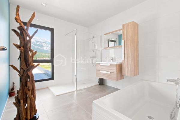 Dans l'un des secteurs les plus prisés de Plaine de Reymure, découvrez une maison contemporaine d'exception où confort, luminosité et prestations haut de gamme se conjuguent à la perfection.

Édifiée en 2021 sur une parcelle de 788 m² piscinable et parfaitement préservée des regards, cette superbe villa individuelle bénéficie d'un emplacement privilégié à proximité immédiate des écoles et des commodités du quotidien.

Dès l'entrée, vous serez séduit par les volumes généreux et la lumière omniprésente offerte par sa triple exposition. La pièce de vie, vaste et élégante, constitue le cœur de la maison. Elle accueille un salon-séjour spacieux ouvert sur une cuisine contemporaine entièrement équipée aux prestations soignées. Une arrière-cuisine fonctionnelle complète harmonieusement cet espace conçu pour le confort et la convivialité.

Le rez-de-chaussée propose également une belle suite parentale avec sa salle de bains privative, offrant un véritable espace de vie indépendant.

À l'étage, l'espace nuit se compose de trois grandes chambres, d'une salle de bains familiale et de toilettes indépendantes, parfaitement adaptées à la vie de famille.

Enfin, la maison dispose d'un espace complémentaire d'environ 15 m² à fort potentiel, déjà équipé des arrivées d'eau. Cet espace pourra être aménagé selon vos envies : cabinet professionnel, studio indépendant, bureau de télétravail, atelier créatif ou encore cuisine d'été pour profiter pleinement des extérieurs. Une flexibilité précieuse qui permet d'adapter le bien aux besoins de ses futurs propriétaires et d'en accroître encore la valeur d'usage.

Pensée pour répondre aux exigences actuelles en matière de confort et d'économies d'énergie, la maison bénéficie de prestations de grande qualité :

* DPE A
* Chauffage au sol sur les deux niveaux
* Pompe à chaleur
* Toiture plate végétalisée
* Menuiseries double vitrage
* Volets roulants électriques
* Matériaux et finitions haut de gamme
* Garage double isolé de 40 m²

À l'extérieur, le terrain sans vis-à-vis offre un cadre de vie rare et privilégié, avec la possibilité d'aménager une piscine pour profiter pleinement des beaux jours.

Une propriété récente, élégante et parfaitement entretenue, idéale pour une famille à la recherche d'un cadre de vie paisible sans renoncer à la proximité des services.

Un bien rare sur le secteur, à découvrir sans tarder.

Taxe foncière : 2 360 € / an*