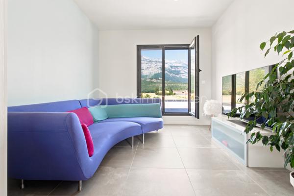 Dans l'un des secteurs les plus prisés de Plaine de Reymure, découvrez une maison contemporaine d'exception où confort, luminosité et prestations haut de gamme se conjuguent à la perfection.

Édifiée en 2021 sur une parcelle de 788 m² piscinable et parfaitement préservée des regards, cette superbe villa individuelle bénéficie d'un emplacement privilégié à proximité immédiate des écoles et des commodités du quotidien.

Dès l'entrée, vous serez séduit par les volumes généreux et la lumière omniprésente offerte par sa triple exposition. La pièce de vie, vaste et élégante, constitue le cœur de la maison. Elle accueille un salon-séjour spacieux ouvert sur une cuisine contemporaine entièrement équipée aux prestations soignées. Une arrière-cuisine fonctionnelle complète harmonieusement cet espace conçu pour le confort et la convivialité.

Le rez-de-chaussée propose également une belle suite parentale avec sa salle de bains privative, offrant un véritable espace de vie indépendant.

À l'étage, l'espace nuit se compose de trois grandes chambres, d'une salle de bains familiale et de toilettes indépendantes, parfaitement adaptées à la vie de famille.

Enfin, la maison dispose d'un espace complémentaire d'environ 15 m² à fort potentiel, déjà équipé des arrivées d'eau. Cet espace pourra être aménagé selon vos envies : cabinet professionnel, studio indépendant, bureau de télétravail, atelier créatif ou encore cuisine d'été pour profiter pleinement des extérieurs. Une flexibilité précieuse qui permet d'adapter le bien aux besoins de ses futurs propriétaires et d'en accroître encore la valeur d'usage.

Pensée pour répondre aux exigences actuelles en matière de confort et d'économies d'énergie, la maison bénéficie de prestations de grande qualité :

* DPE A
* Chauffage au sol sur les deux niveaux
* Pompe à chaleur
* Toiture plate végétalisée
* Menuiseries double vitrage
* Volets roulants électriques
* Matériaux et finitions haut de gamme
* Garage double isolé de 40 m²

À l'extérieur, le terrain sans vis-à-vis offre un cadre de vie rare et privilégié, avec la possibilité d'aménager une piscine pour profiter pleinement des beaux jours.

Une propriété récente, élégante et parfaitement entretenue, idéale pour une famille à la recherche d'un cadre de vie paisible sans renoncer à la proximité des services.

Un bien rare sur le secteur, à découvrir sans tarder.

Taxe foncière : 2 360 € / an*