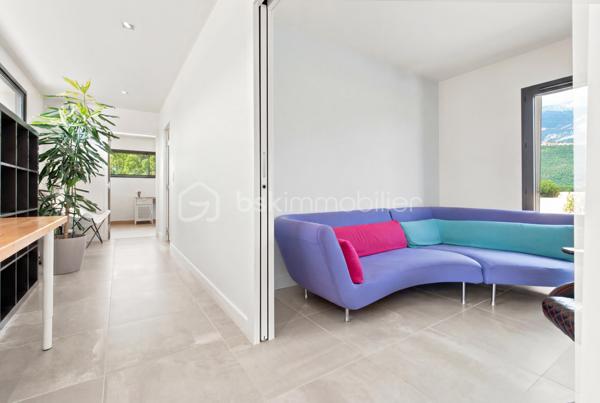 Dans l'un des secteurs les plus prisés de Plaine de Reymure, découvrez une maison contemporaine d'exception où confort, luminosité et prestations haut de gamme se conjuguent à la perfection.

Édifiée en 2021 sur une parcelle de 788 m² piscinable et parfaitement préservée des regards, cette superbe villa individuelle bénéficie d'un emplacement privilégié à proximité immédiate des écoles et des commodités du quotidien.

Dès l'entrée, vous serez séduit par les volumes généreux et la lumière omniprésente offerte par sa triple exposition. La pièce de vie, vaste et élégante, constitue le cœur de la maison. Elle accueille un salon-séjour spacieux ouvert sur une cuisine contemporaine entièrement équipée aux prestations soignées. Une arrière-cuisine fonctionnelle complète harmonieusement cet espace conçu pour le confort et la convivialité.

Le rez-de-chaussée propose également une belle suite parentale avec sa salle de bains privative, offrant un véritable espace de vie indépendant.

À l'étage, l'espace nuit se compose de trois grandes chambres, d'une salle de bains familiale et de toilettes indépendantes, parfaitement adaptées à la vie de famille.

Enfin, la maison dispose d'un espace complémentaire d'environ 15 m² à fort potentiel, déjà équipé des arrivées d'eau. Cet espace pourra être aménagé selon vos envies : cabinet professionnel, studio indépendant, bureau de télétravail, atelier créatif ou encore cuisine d'été pour profiter pleinement des extérieurs. Une flexibilité précieuse qui permet d'adapter le bien aux besoins de ses futurs propriétaires et d'en accroître encore la valeur d'usage.

Pensée pour répondre aux exigences actuelles en matière de confort et d'économies d'énergie, la maison bénéficie de prestations de grande qualité :

* DPE A
* Chauffage au sol sur les deux niveaux
* Pompe à chaleur
* Toiture plate végétalisée
* Menuiseries double vitrage
* Volets roulants électriques
* Matériaux et finitions haut de gamme
* Garage double isolé de 40 m²

À l'extérieur, le terrain sans vis-à-vis offre un cadre de vie rare et privilégié, avec la possibilité d'aménager une piscine pour profiter pleinement des beaux jours.

Une propriété récente, élégante et parfaitement entretenue, idéale pour une famille à la recherche d'un cadre de vie paisible sans renoncer à la proximité des services.

Un bien rare sur le secteur, à découvrir sans tarder.

Taxe foncière : 2 360 € / an*