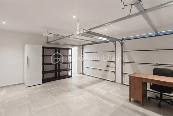 Dans l'un des secteurs les plus prisés de Plaine de Reymure, découvrez une maison contemporaine d'exception où confort, luminosité et prestations haut de gamme se conjuguent à la perfection.

Édifiée en 2021 sur une parcelle de 788 m² piscinable et parfaitement préservée des regards, cette superbe villa individuelle bénéficie d'un emplacement privilégié à proximité immédiate des écoles et des commodités du quotidien.

Dès l'entrée, vous serez séduit par les volumes généreux et la lumière omniprésente offerte par sa triple exposition. La pièce de vie, vaste et élégante, constitue le cœur de la maison. Elle accueille un salon-séjour spacieux ouvert sur une cuisine contemporaine entièrement équipée aux prestations soignées. Une arrière-cuisine fonctionnelle complète harmonieusement cet espace conçu pour le confort et la convivialité.

Le rez-de-chaussée propose également une belle suite parentale avec sa salle de bains privative, offrant un véritable espace de vie indépendant.

À l'étage, l'espace nuit se compose de trois grandes chambres, d'une salle de bains familiale et de toilettes indépendantes, parfaitement adaptées à la vie de famille.

Enfin, la maison dispose d'un espace complémentaire d'environ 15 m² à fort potentiel, déjà équipé des arrivées d'eau. Cet espace pourra être aménagé selon vos envies : cabinet professionnel, studio indépendant, bureau de télétravail, atelier créatif ou encore cuisine d'été pour profiter pleinement des extérieurs. Une flexibilité précieuse qui permet d'adapter le bien aux besoins de ses futurs propriétaires et d'en accroître encore la valeur d'usage.

Pensée pour répondre aux exigences actuelles en matière de confort et d'économies d'énergie, la maison bénéficie de prestations de grande qualité :

* DPE A
* Chauffage au sol sur les deux niveaux
* Pompe à chaleur
* Toiture plate végétalisée
* Menuiseries double vitrage
* Volets roulants électriques
* Matériaux et finitions haut de gamme
* Garage double isolé de 40 m²

À l'extérieur, le terrain sans vis-à-vis offre un cadre de vie rare et privilégié, avec la possibilité d'aménager une piscine pour profiter pleinement des beaux jours.

Une propriété récente, élégante et parfaitement entretenue, idéale pour une famille à la recherche d'un cadre de vie paisible sans renoncer à la proximité des services.

Un bien rare sur le secteur, à découvrir sans tarder.

Taxe foncière : 2 360 € / an*