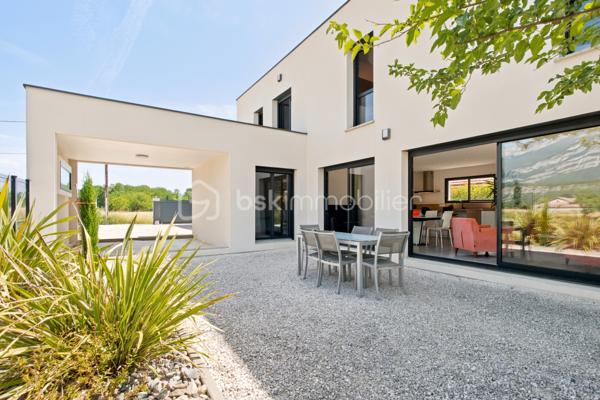 Dans l'un des secteurs les plus prisés de Plaine de Reymure, découvrez une maison contemporaine d'exception où confort, luminosité et prestations haut de gamme se conjuguent à la perfection.

Édifiée en 2021 sur une parcelle de 788 m² piscinable et parfaitement préservée des regards, cette superbe villa individuelle bénéficie d'un emplacement privilégié à proximité immédiate des écoles et des commodités du quotidien.

Dès l'entrée, vous serez séduit par les volumes généreux et la lumière omniprésente offerte par sa triple exposition. La pièce de vie, vaste et élégante, constitue le cœur de la maison. Elle accueille un salon-séjour spacieux ouvert sur une cuisine contemporaine entièrement équipée aux prestations soignées. Une arrière-cuisine fonctionnelle complète harmonieusement cet espace conçu pour le confort et la convivialité.

Le rez-de-chaussée propose également une belle suite parentale avec sa salle de bains privative, offrant un véritable espace de vie indépendant.

À l'étage, l'espace nuit se compose de trois grandes chambres, d'une salle de bains familiale et de toilettes indépendantes, parfaitement adaptées à la vie de famille.

Enfin, la maison dispose d'un espace complémentaire d'environ 15 m² à fort potentiel, déjà équipé des arrivées d'eau. Cet espace pourra être aménagé selon vos envies : cabinet professionnel, studio indépendant, bureau de télétravail, atelier créatif ou encore cuisine d'été pour profiter pleinement des extérieurs. Une flexibilité précieuse qui permet d'adapter le bien aux besoins de ses futurs propriétaires et d'en accroître encore la valeur d'usage.

Pensée pour répondre aux exigences actuelles en matière de confort et d'économies d'énergie, la maison bénéficie de prestations de grande qualité :

* DPE A
* Chauffage au sol sur les deux niveaux
* Pompe à chaleur
* Toiture plate végétalisée
* Menuiseries double vitrage
* Volets roulants électriques
* Matériaux et finitions haut de gamme
* Garage double isolé de 40 m²

À l'extérieur, le terrain sans vis-à-vis offre un cadre de vie rare et privilégié, avec la possibilité d'aménager une piscine pour profiter pleinement des beaux jours.

Une propriété récente, élégante et parfaitement entretenue, idéale pour une famille à la recherche d'un cadre de vie paisible sans renoncer à la proximité des services.

Un bien rare sur le secteur, à découvrir sans tarder.

Taxe foncière : 2 360 € / an*
