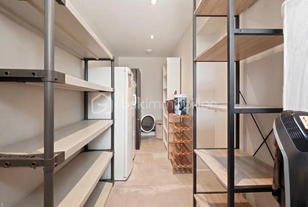 Dans l'un des secteurs les plus prisés de Plaine de Reymure, découvrez une maison contemporaine d'exception où confort, luminosité et prestations haut de gamme se conjuguent à la perfection.

Édifiée en 2021 sur une parcelle de 788 m² piscinable et parfaitement préservée des regards, cette superbe villa individuelle bénéficie d'un emplacement privilégié à proximité immédiate des écoles et des commodités du quotidien.

Dès l'entrée, vous serez séduit par les volumes généreux et la lumière omniprésente offerte par sa triple exposition. La pièce de vie, vaste et élégante, constitue le cœur de la maison. Elle accueille un salon-séjour spacieux ouvert sur une cuisine contemporaine entièrement équipée aux prestations soignées. Une arrière-cuisine fonctionnelle complète harmonieusement cet espace conçu pour le confort et la convivialité.

Le rez-de-chaussée propose également une belle suite parentale avec sa salle de bains privative, offrant un véritable espace de vie indépendant.

À l'étage, l'espace nuit se compose de trois grandes chambres, d'une salle de bains familiale et de toilettes indépendantes, parfaitement adaptées à la vie de famille.

Enfin, la maison dispose d'un espace complémentaire d'environ 15 m² à fort potentiel, déjà équipé des arrivées d'eau. Cet espace pourra être aménagé selon vos envies : cabinet professionnel, studio indépendant, bureau de télétravail, atelier créatif ou encore cuisine d'été pour profiter pleinement des extérieurs. Une flexibilité précieuse qui permet d'adapter le bien aux besoins de ses futurs propriétaires et d'en accroître encore la valeur d'usage.

Pensée pour répondre aux exigences actuelles en matière de confort et d'économies d'énergie, la maison bénéficie de prestations de grande qualité :

* DPE A
* Chauffage au sol sur les deux niveaux
* Pompe à chaleur
* Toiture plate végétalisée
* Menuiseries double vitrage
* Volets roulants électriques
* Matériaux et finitions haut de gamme
* Garage double isolé de 40 m²

À l'extérieur, le terrain sans vis-à-vis offre un cadre de vie rare et privilégié, avec la possibilité d'aménager une piscine pour profiter pleinement des beaux jours.

Une propriété récente, élégante et parfaitement entretenue, idéale pour une famille à la recherche d'un cadre de vie paisible sans renoncer à la proximité des services.

Un bien rare sur le secteur, à découvrir sans tarder.

Taxe foncière : 2 360 € / an*