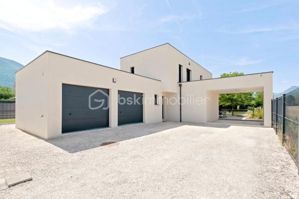 Dans l'un des secteurs les plus prisés de Plaine de Reymure, découvrez une maison contemporaine d'exception où confort, luminosité et prestations haut de gamme se conjuguent à la perfection.

Édifiée en 2021 sur une parcelle de 788 m² piscinable et parfaitement préservée des regards, cette superbe villa individuelle bénéficie d'un emplacement privilégié à proximité immédiate des écoles et des commodités du quotidien.

Dès l'entrée, vous serez séduit par les volumes généreux et la lumière omniprésente offerte par sa triple exposition. La pièce de vie, vaste et élégante, constitue le cœur de la maison. Elle accueille un salon-séjour spacieux ouvert sur une cuisine contemporaine entièrement équipée aux prestations soignées. Une arrière-cuisine fonctionnelle complète harmonieusement cet espace conçu pour le confort et la convivialité.

Le rez-de-chaussée propose également une belle suite parentale avec sa salle de bains privative, offrant un véritable espace de vie indépendant.

À l'étage, l'espace nuit se compose de trois grandes chambres, d'une salle de bains familiale et de toilettes indépendantes, parfaitement adaptées à la vie de famille.

Enfin, la maison dispose d'un espace complémentaire d'environ 15 m² à fort potentiel, déjà équipé des arrivées d'eau. Cet espace pourra être aménagé selon vos envies : cabinet professionnel, studio indépendant, bureau de télétravail, atelier créatif ou encore cuisine d'été pour profiter pleinement des extérieurs. Une flexibilité précieuse qui permet d'adapter le bien aux besoins de ses futurs propriétaires et d'en accroître encore la valeur d'usage.

Pensée pour répondre aux exigences actuelles en matière de confort et d'économies d'énergie, la maison bénéficie de prestations de grande qualité :

* DPE A
* Chauffage au sol sur les deux niveaux
* Pompe à chaleur
* Toiture plate végétalisée
* Menuiseries double vitrage
* Volets roulants électriques
* Matériaux et finitions haut de gamme
* Garage double isolé de 40 m²

À l'extérieur, le terrain sans vis-à-vis offre un cadre de vie rare et privilégié, avec la possibilité d'aménager une piscine pour profiter pleinement des beaux jours.

Une propriété récente, élégante et parfaitement entretenue, idéale pour une famille à la recherche d'un cadre de vie paisible sans renoncer à la proximité des services.

Un bien rare sur le secteur, à découvrir sans tarder.

Taxe foncière : 2 360 € / an*