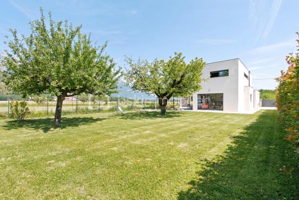 Dans l'un des secteurs les plus prisés de Plaine de Reymure, découvrez une maison contemporaine d'exception où confort, luminosité et prestations haut de gamme se conjuguent à la perfection.

Édifiée en 2021 sur une parcelle de 788 m² piscinable et parfaitement préservée des regards, cette superbe villa individuelle bénéficie d'un emplacement privilégié à proximité immédiate des écoles et des commodités du quotidien.

Dès l'entrée, vous serez séduit par les volumes généreux et la lumière omniprésente offerte par sa triple exposition. La pièce de vie, vaste et élégante, constitue le cœur de la maison. Elle accueille un salon-séjour spacieux ouvert sur une cuisine contemporaine entièrement équipée aux prestations soignées. Une arrière-cuisine fonctionnelle complète harmonieusement cet espace conçu pour le confort et la convivialité.

Le rez-de-chaussée propose également une belle suite parentale avec sa salle de bains privative, offrant un véritable espace de vie indépendant.

À l'étage, l'espace nuit se compose de trois grandes chambres, d'une salle de bains familiale et de toilettes indépendantes, parfaitement adaptées à la vie de famille.

Enfin, la maison dispose d'un espace complémentaire d'environ 15 m² à fort potentiel, déjà équipé des arrivées d'eau. Cet espace pourra être aménagé selon vos envies : cabinet professionnel, studio indépendant, bureau de télétravail, atelier créatif ou encore cuisine d'été pour profiter pleinement des extérieurs. Une flexibilité précieuse qui permet d'adapter le bien aux besoins de ses futurs propriétaires et d'en accroître encore la valeur d'usage.

Pensée pour répondre aux exigences actuelles en matière de confort et d'économies d'énergie, la maison bénéficie de prestations de grande qualité :

* DPE A
* Chauffage au sol sur les deux niveaux
* Pompe à chaleur
* Toiture plate végétalisée
* Menuiseries double vitrage
* Volets roulants électriques
* Matériaux et finitions haut de gamme
* Garage double isolé de 40 m²

À l'extérieur, le terrain sans vis-à-vis offre un cadre de vie rare et privilégié, avec la possibilité d'aménager une piscine pour profiter pleinement des beaux jours.

Une propriété récente, élégante et parfaitement entretenue, idéale pour une famille à la recherche d'un cadre de vie paisible sans renoncer à la proximité des services.

Un bien rare sur le secteur, à découvrir sans tarder.

Taxe foncière : 2 360 € / an*