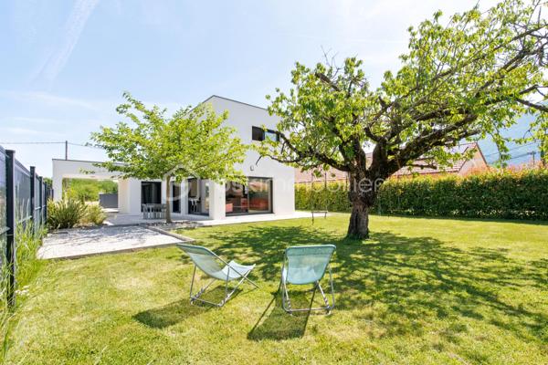 Dans l'un des secteurs les plus prisés de Plaine de Reymure, découvrez une maison contemporaine d'exception où confort, luminosité et prestations haut de gamme se conjuguent à la perfection.

Édifiée en 2021 sur une parcelle de 788 m² piscinable et parfaitement préservée des regards, cette superbe villa individuelle bénéficie d'un emplacement privilégié à proximité immédiate des écoles et des commodités du quotidien.

Dès l'entrée, vous serez séduit par les volumes généreux et la lumière omniprésente offerte par sa triple exposition. La pièce de vie, vaste et élégante, constitue le cœur de la maison. Elle accueille un salon-séjour spacieux ouvert sur une cuisine contemporaine entièrement équipée aux prestations soignées. Une arrière-cuisine fonctionnelle complète harmonieusement cet espace conçu pour le confort et la convivialité.

Le rez-de-chaussée propose également une belle suite parentale avec sa salle de bains privative, offrant un véritable espace de vie indépendant.

À l'étage, l'espace nuit se compose de trois grandes chambres, d'une salle de bains familiale et de toilettes indépendantes, parfaitement adaptées à la vie de famille.

Enfin, la maison dispose d'un espace complémentaire d'environ 15 m² à fort potentiel, déjà équipé des arrivées d'eau. Cet espace pourra être aménagé selon vos envies : cabinet professionnel, studio indépendant, bureau de télétravail, atelier créatif ou encore cuisine d'été pour profiter pleinement des extérieurs. Une flexibilité précieuse qui permet d'adapter le bien aux besoins de ses futurs propriétaires et d'en accroître encore la valeur d'usage.

Pensée pour répondre aux exigences actuelles en matière de confort et d'économies d'énergie, la maison bénéficie de prestations de grande qualité :

* DPE A
* Chauffage au sol sur les deux niveaux
* Pompe à chaleur
* Toiture plate végétalisée
* Menuiseries double vitrage
* Volets roulants électriques
* Matériaux et finitions haut de gamme
* Garage double isolé de 40 m²

À l'extérieur, le terrain sans vis-à-vis offre un cadre de vie rare et privilégié, avec la possibilité d'aménager une piscine pour profiter pleinement des beaux jours.

Une propriété récente, élégante et parfaitement entretenue, idéale pour une famille à la recherche d'un cadre de vie paisible sans renoncer à la proximité des services.

Un bien rare sur le secteur, à découvrir sans tarder.

Taxe foncière : 2 360 € / an*