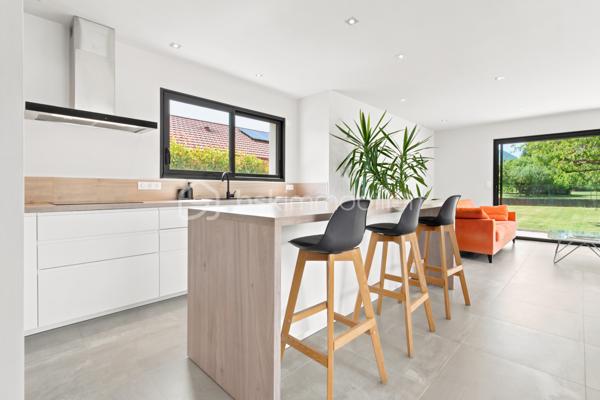 Dans l'un des secteurs les plus prisés de Plaine de Reymure, découvrez une maison contemporaine d'exception où confort, luminosité et prestations haut de gamme se conjuguent à la perfection.

Édifiée en 2021 sur une parcelle de 788 m² piscinable et parfaitement préservée des regards, cette superbe villa individuelle bénéficie d'un emplacement privilégié à proximité immédiate des écoles et des commodités du quotidien.

Dès l'entrée, vous serez séduit par les volumes généreux et la lumière omniprésente offerte par sa triple exposition. La pièce de vie, vaste et élégante, constitue le cœur de la maison. Elle accueille un salon-séjour spacieux ouvert sur une cuisine contemporaine entièrement équipée aux prestations soignées. Une arrière-cuisine fonctionnelle complète harmonieusement cet espace conçu pour le confort et la convivialité.

Le rez-de-chaussée propose également une belle suite parentale avec sa salle de bains privative, offrant un véritable espace de vie indépendant.

À l'étage, l'espace nuit se compose de trois grandes chambres, d'une salle de bains familiale et de toilettes indépendantes, parfaitement adaptées à la vie de famille.

Enfin, la maison dispose d'un espace complémentaire d'environ 15 m² à fort potentiel, déjà équipé des arrivées d'eau. Cet espace pourra être aménagé selon vos envies : cabinet professionnel, studio indépendant, bureau de télétravail, atelier créatif ou encore cuisine d'été pour profiter pleinement des extérieurs. Une flexibilité précieuse qui permet d'adapter le bien aux besoins de ses futurs propriétaires et d'en accroître encore la valeur d'usage.

Pensée pour répondre aux exigences actuelles en matière de confort et d'économies d'énergie, la maison bénéficie de prestations de grande qualité :

* DPE A
* Chauffage au sol sur les deux niveaux
* Pompe à chaleur
* Toiture plate végétalisée
* Menuiseries double vitrage
* Volets roulants électriques
* Matériaux et finitions haut de gamme
* Garage double isolé de 40 m²

À l'extérieur, le terrain sans vis-à-vis offre un cadre de vie rare et privilégié, avec la possibilité d'aménager une piscine pour profiter pleinement des beaux jours.

Une propriété récente, élégante et parfaitement entretenue, idéale pour une famille à la recherche d'un cadre de vie paisible sans renoncer à la proximité des services.

Un bien rare sur le secteur, à découvrir sans tarder.

Taxe foncière : 2 360 € / an*