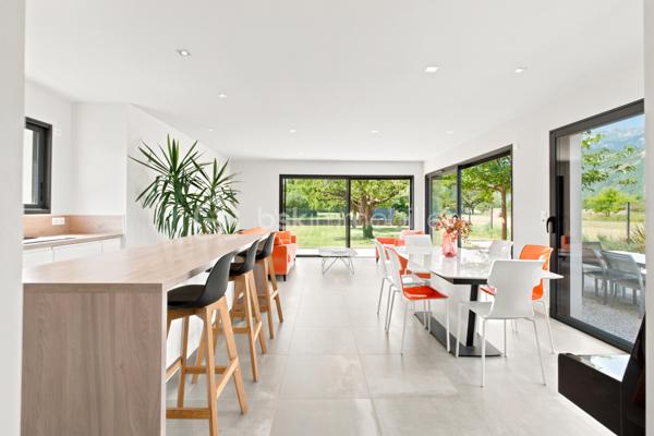 Dans l'un des secteurs les plus prisés de Plaine de Reymure, découvrez une maison contemporaine d'exception où confort, luminosité et prestations haut de gamme se conjuguent à la perfection.

Édifiée en 2021 sur une parcelle de 788 m² piscinable et parfaitement préservée des regards, cette superbe villa individuelle bénéficie d'un emplacement privilégié à proximité immédiate des écoles et des commodités du quotidien.

Dès l'entrée, vous serez séduit par les volumes généreux et la lumière omniprésente offerte par sa triple exposition. La pièce de vie, vaste et élégante, constitue le cœur de la maison. Elle accueille un salon-séjour spacieux ouvert sur une cuisine contemporaine entièrement équipée aux prestations soignées. Une arrière-cuisine fonctionnelle complète harmonieusement cet espace conçu pour le confort et la convivialité.

Le rez-de-chaussée propose également une belle suite parentale avec sa salle de bains privative, offrant un véritable espace de vie indépendant.

À l'étage, l'espace nuit se compose de trois grandes chambres, d'une salle de bains familiale et de toilettes indépendantes, parfaitement adaptées à la vie de famille.

Enfin, la maison dispose d'un espace complémentaire d'environ 15 m² à fort potentiel, déjà équipé des arrivées d'eau. Cet espace pourra être aménagé selon vos envies : cabinet professionnel, studio indépendant, bureau de télétravail, atelier créatif ou encore cuisine d'été pour profiter pleinement des extérieurs. Une flexibilité précieuse qui permet d'adapter le bien aux besoins de ses futurs propriétaires et d'en accroître encore la valeur d'usage.

Pensée pour répondre aux exigences actuelles en matière de confort et d'économies d'énergie, la maison bénéficie de prestations de grande qualité :

* DPE A
* Chauffage au sol sur les deux niveaux
* Pompe à chaleur
* Toiture plate végétalisée
* Menuiseries double vitrage
* Volets roulants électriques
* Matériaux et finitions haut de gamme
* Garage double isolé de 40 m²

À l'extérieur, le terrain sans vis-à-vis offre un cadre de vie rare et privilégié, avec la possibilité d'aménager une piscine pour profiter pleinement des beaux jours.

Une propriété récente, élégante et parfaitement entretenue, idéale pour une famille à la recherche d'un cadre de vie paisible sans renoncer à la proximité des services.

Un bien rare sur le secteur, à découvrir sans tarder.

Taxe foncière : 2 360 € / an*