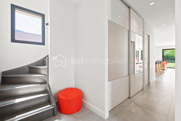 Dans l'un des secteurs les plus prisés de Plaine de Reymure, découvrez une maison contemporaine d'exception où confort, luminosité et prestations haut de gamme se conjuguent à la perfection.

Édifiée en 2021 sur une parcelle de 788 m² piscinable et parfaitement préservée des regards, cette superbe villa individuelle bénéficie d'un emplacement privilégié à proximité immédiate des écoles et des commodités du quotidien.

Dès l'entrée, vous serez séduit par les volumes généreux et la lumière omniprésente offerte par sa triple exposition. La pièce de vie, vaste et élégante, constitue le cœur de la maison. Elle accueille un salon-séjour spacieux ouvert sur une cuisine contemporaine entièrement équipée aux prestations soignées. Une arrière-cuisine fonctionnelle complète harmonieusement cet espace conçu pour le confort et la convivialité.

Le rez-de-chaussée propose également une belle suite parentale avec sa salle de bains privative, offrant un véritable espace de vie indépendant.

À l'étage, l'espace nuit se compose de trois grandes chambres, d'une salle de bains familiale et de toilettes indépendantes, parfaitement adaptées à la vie de famille.

Enfin, la maison dispose d'un espace complémentaire d'environ 15 m² à fort potentiel, déjà équipé des arrivées d'eau. Cet espace pourra être aménagé selon vos envies : cabinet professionnel, studio indépendant, bureau de télétravail, atelier créatif ou encore cuisine d'été pour profiter pleinement des extérieurs. Une flexibilité précieuse qui permet d'adapter le bien aux besoins de ses futurs propriétaires et d'en accroître encore la valeur d'usage.

Pensée pour répondre aux exigences actuelles en matière de confort et d'économies d'énergie, la maison bénéficie de prestations de grande qualité :

* DPE A
* Chauffage au sol sur les deux niveaux
* Pompe à chaleur
* Toiture plate végétalisée
* Menuiseries double vitrage
* Volets roulants électriques
* Matériaux et finitions haut de gamme
* Garage double isolé de 40 m²

À l'extérieur, le terrain sans vis-à-vis offre un cadre de vie rare et privilégié, avec la possibilité d'aménager une piscine pour profiter pleinement des beaux jours.

Une propriété récente, élégante et parfaitement entretenue, idéale pour une famille à la recherche d'un cadre de vie paisible sans renoncer à la proximité des services.

Un bien rare sur le secteur, à découvrir sans tarder.

Taxe foncière : 2 360 € / an*