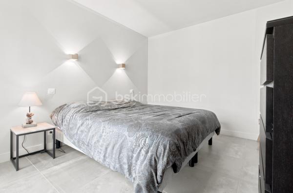 Dans l'un des secteurs les plus prisés de Plaine de Reymure, découvrez une maison contemporaine d'exception où confort, luminosité et prestations haut de gamme se conjuguent à la perfection.

Édifiée en 2021 sur une parcelle de 788 m² piscinable et parfaitement préservée des regards, cette superbe villa individuelle bénéficie d'un emplacement privilégié à proximité immédiate des écoles et des commodités du quotidien.

Dès l'entrée, vous serez séduit par les volumes généreux et la lumière omniprésente offerte par sa triple exposition. La pièce de vie, vaste et élégante, constitue le cœur de la maison. Elle accueille un salon-séjour spacieux ouvert sur une cuisine contemporaine entièrement équipée aux prestations soignées. Une arrière-cuisine fonctionnelle complète harmonieusement cet espace conçu pour le confort et la convivialité.

Le rez-de-chaussée propose également une belle suite parentale avec sa salle de bains privative, offrant un véritable espace de vie indépendant.

À l'étage, l'espace nuit se compose de trois grandes chambres, d'une salle de bains familiale et de toilettes indépendantes, parfaitement adaptées à la vie de famille.

Enfin, la maison dispose d'un espace complémentaire d'environ 15 m² à fort potentiel, déjà équipé des arrivées d'eau. Cet espace pourra être aménagé selon vos envies : cabinet professionnel, studio indépendant, bureau de télétravail, atelier créatif ou encore cuisine d'été pour profiter pleinement des extérieurs. Une flexibilité précieuse qui permet d'adapter le bien aux besoins de ses futurs propriétaires et d'en accroître encore la valeur d'usage.

Pensée pour répondre aux exigences actuelles en matière de confort et d'économies d'énergie, la maison bénéficie de prestations de grande qualité :

* DPE A
* Chauffage au sol sur les deux niveaux
* Pompe à chaleur
* Toiture plate végétalisée
* Menuiseries double vitrage
* Volets roulants électriques
* Matériaux et finitions haut de gamme
* Garage double isolé de 40 m²

À l'extérieur, le terrain sans vis-à-vis offre un cadre de vie rare et privilégié, avec la possibilité d'aménager une piscine pour profiter pleinement des beaux jours.

Une propriété récente, élégante et parfaitement entretenue, idéale pour une famille à la recherche d'un cadre de vie paisible sans renoncer à la proximité des services.

Un bien rare sur le secteur, à découvrir sans tarder.

Taxe foncière : 2 360 € / an*