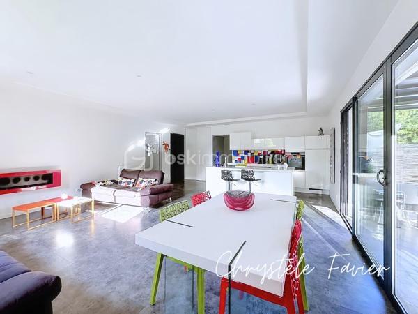 Dans un environnement calme et recherché de Moirans, découvrez cette magnifique maison de plain pied contemporaine de 115 m2 construite en 2015, parfaitement entretenu, offrant des prestations de qualité et un cadre de vie privilégié. 
Dès l'entrée, vous serez séduits par une vaste pièce de vie avec cuisine ouverte entièrement équipée, offrant de beau volumes et un accès aux espaces extérieurs.
Les 2 coins nuit se compose : un d'une suite parentale avec salle d'eau et WC  et l'autre de 3 chambres avec salle de bains et WC indépendant.
Accès PMR facilitant la circulation et le confort au quotidien.
À l'extérieur, tout a été pensé pour profiter pleinement des beaux jours : grande terrasse, pergola, cuisine d'été couverte, espace détente avec jacuzzi, terrain de pétanque, jardin paysagé et potager. Un véritable havre de paix sur une parcelle de 600 m2 entièrement aménagée.
Un garage complète ce bien ainsi que des panneaux solaires permettant de réduire significativement les dépenses énergétiques.
Une maison clé en main ne nécessite d'aucun travaux et conviendra parfaitement à une famille recherchant confort, modernité et économies d'énergie. 
Une visite s'impose pour découvrir tout le potentiel de ce  bien rare sur le secteur de Moirans.