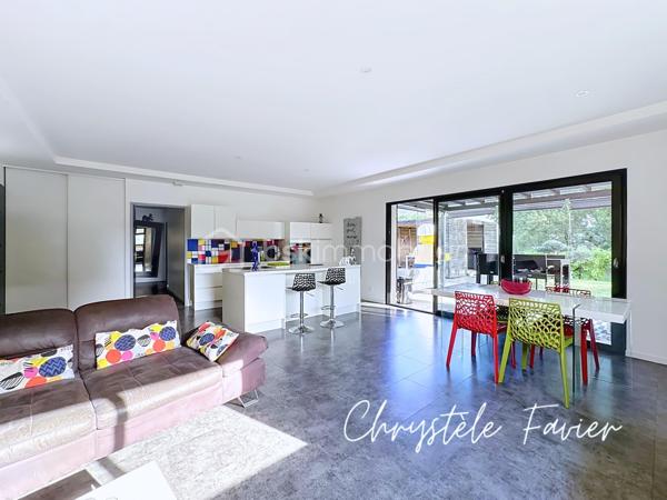 Dans un environnement calme et recherché de Moirans, découvrez cette magnifique maison de plain pied contemporaine de 115 m2 construite en 2015, parfaitement entretenu, offrant des prestations de qualité et un cadre de vie privilégié. 
Dès l'entrée, vous serez séduits par une vaste pièce de vie avec cuisine ouverte entièrement équipée, offrant de beau volumes et un accès aux espaces extérieurs.
Les 2 coins nuit se compose : un d'une suite parentale avec salle d'eau et WC  et l'autre de 3 chambres avec salle de bains et WC indépendant.
Accès PMR facilitant la circulation et le confort au quotidien.
À l'extérieur, tout a été pensé pour profiter pleinement des beaux jours : grande terrasse, pergola, cuisine d'été couverte, espace détente avec jacuzzi, terrain de pétanque, jardin paysagé et potager. Un véritable havre de paix sur une parcelle de 600 m2 entièrement aménagée.
Un garage complète ce bien ainsi que des panneaux solaires permettant de réduire significativement les dépenses énergétiques.
Une maison clé en main ne nécessite d'aucun travaux et conviendra parfaitement à une famille recherchant confort, modernité et économies d'énergie. 
Une visite s'impose pour découvrir tout le potentiel de ce  bien rare sur le secteur de Moirans.
