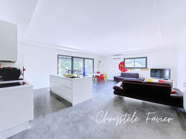Dans un environnement calme et recherché de Moirans, découvrez cette magnifique maison de plain pied contemporaine de 115 m2 construite en 2015, parfaitement entretenu, offrant des prestations de qualité et un cadre de vie privilégié. 
Dès l'entrée, vous serez séduits par une vaste pièce de vie avec cuisine ouverte entièrement équipée, offrant de beau volumes et un accès aux espaces extérieurs.
Les 2 coins nuit se compose : un d'une suite parentale avec salle d'eau et WC  et l'autre de 3 chambres avec salle de bains et WC indépendant.
Accès PMR facilitant la circulation et le confort au quotidien.
À l'extérieur, tout a été pensé pour profiter pleinement des beaux jours : grande terrasse, pergola, cuisine d'été couverte, espace détente avec jacuzzi, terrain de pétanque, jardin paysagé et potager. Un véritable havre de paix sur une parcelle de 600 m2 entièrement aménagée.
Un garage complète ce bien ainsi que des panneaux solaires permettant de réduire significativement les dépenses énergétiques.
Une maison clé en main ne nécessite d'aucun travaux et conviendra parfaitement à une famille recherchant confort, modernité et économies d'énergie. 
Une visite s'impose pour découvrir tout le potentiel de ce  bien rare sur le secteur de Moirans.