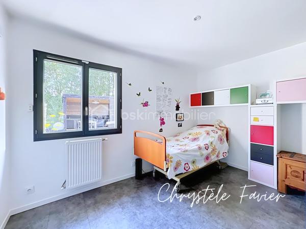 Dans un environnement calme et recherché de Moirans, découvrez cette magnifique maison de plain pied contemporaine de 115 m2 construite en 2015, parfaitement entretenu, offrant des prestations de qualité et un cadre de vie privilégié. 
Dès l'entrée, vous serez séduits par une vaste pièce de vie avec cuisine ouverte entièrement équipée, offrant de beau volumes et un accès aux espaces extérieurs.
Les 2 coins nuit se compose : un d'une suite parentale avec salle d'eau et WC  et l'autre de 3 chambres avec salle de bains et WC indépendant.
Accès PMR facilitant la circulation et le confort au quotidien.
À l'extérieur, tout a été pensé pour profiter pleinement des beaux jours : grande terrasse, pergola, cuisine d'été couverte, espace détente avec jacuzzi, terrain de pétanque, jardin paysagé et potager. Un véritable havre de paix sur une parcelle de 600 m2 entièrement aménagée.
Un garage complète ce bien ainsi que des panneaux solaires permettant de réduire significativement les dépenses énergétiques.
Une maison clé en main ne nécessite d'aucun travaux et conviendra parfaitement à une famille recherchant confort, modernité et économies d'énergie. 
Une visite s'impose pour découvrir tout le potentiel de ce  bien rare sur le secteur de Moirans.
