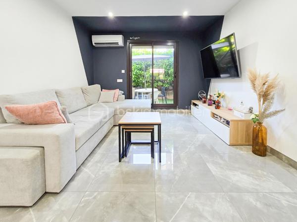 Situé au rez-de-chaussée de la Résidence du Parc, dans un cadre verdoyant aux portes de Grenoble, cet appartement T2 bis de 41 m² loi Carrez (49,62 m² au sol) est proposé avec son garage privatif en sus.
Idéalement situé, l'appartement dispose de toutes les commodités utiles pour votre quotidien. 

Construit en 1985, puis rénové intégralement en 2021, le bien fait partie d'une copropriété saine et bien gérée, avec des comptes parfaitement équilibrés et un fonds de travaux ALUR régulièrement alimenté.

Le bien en détails :
Surface habitable (loi Carrez) : 41 m²
Surface au sol : 49,62 m² grâce à sa mezzanine accessible depuis un escalier dépliable du salon
Garage individuel en sus
Année de construction : 1985
Installation électrique : conforme, aucune anomalie
Confort moderne : fibre optique, volets roulants électriques, douche italienne etc ... 

Charges & fiscalité :
Charges de copropriété : 1 257,49 €/an (dont 672,45 €/an récupérables sur locataire)
Appel de fonds trimestriel : 223,37 €
Taxe foncière 2025 : 1 132 €/an
Électricité (EDF Tarif Bleu, 6 kVA) : environ 677 €/an

Performance énergétique :
DPE : classe D – 188 kWh/m²/an
GES : classe B – 7 kg CO₂/m²/an
Coûts énergétiques estimés : entre 780 € et 1 110 €/an

Copropriété transparente :
Solde créditeur à zéro, aucun impayé, fonds de travaux ALUR constitué. PV des assemblées générales 2023, 2024 et 2025 disponibles sur demande.

Risques naturels avec prescriptions de travaux (inondation, mouvement de terrain) – Radon niveau 1 – Séisme niveau 4 – Aucune nuisance aérienne – Aucun risque minier ni technologique.

Bien présenté, dossier complet et transparent, idéal pour un premier achat en résidence principale ou un investissement locatif.
Contactez-moi pour organiser une visite !

Carole et Romain ROYANEZ – Votre couple immobilier pour concrétiser vos projets immobiliers !