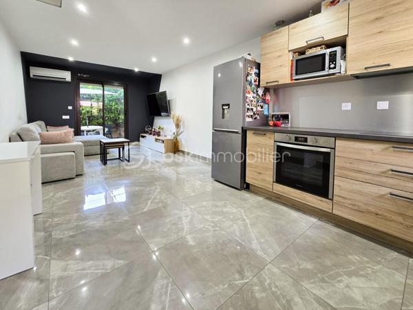 Situé au rez-de-chaussée de la Résidence du Parc, dans un cadre verdoyant aux portes de Grenoble, cet appartement T2 bis de 41 m² loi Carrez (49,62 m² au sol) est proposé avec son garage privatif en sus.
Idéalement situé, l'appartement dispose de toutes les commodités utiles pour votre quotidien. 

Construit en 1985, puis rénové intégralement en 2021, le bien fait partie d'une copropriété saine et bien gérée, avec des comptes parfaitement équilibrés et un fonds de travaux ALUR régulièrement alimenté.

Le bien en détails :
Surface habitable (loi Carrez) : 41 m²
Surface au sol : 49,62 m² grâce à sa mezzanine accessible depuis un escalier dépliable du salon
Garage individuel en sus
Année de construction : 1985
Installation électrique : conforme, aucune anomalie
Confort moderne : fibre optique, volets roulants électriques, douche italienne etc ... 

Charges & fiscalité :
Charges de copropriété : 1 257,49 €/an (dont 672,45 €/an récupérables sur locataire)
Appel de fonds trimestriel : 223,37 €
Taxe foncière 2025 : 1 132 €/an
Électricité (EDF Tarif Bleu, 6 kVA) : environ 677 €/an

Performance énergétique :
DPE : classe D – 188 kWh/m²/an
GES : classe B – 7 kg CO₂/m²/an
Coûts énergétiques estimés : entre 780 € et 1 110 €/an

Copropriété transparente :
Solde créditeur à zéro, aucun impayé, fonds de travaux ALUR constitué. PV des assemblées générales 2023, 2024 et 2025 disponibles sur demande.

Risques naturels avec prescriptions de travaux (inondation, mouvement de terrain) – Radon niveau 1 – Séisme niveau 4 – Aucune nuisance aérienne – Aucun risque minier ni technologique.

Bien présenté, dossier complet et transparent, idéal pour un premier achat en résidence principale ou un investissement locatif.
Contactez-moi pour organiser une visite !

Carole et Romain ROYANEZ – Votre couple immobilier pour concrétiser vos projets immobiliers !