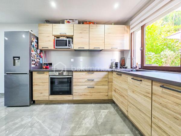Situé au rez-de-chaussée de la Résidence du Parc, dans un cadre verdoyant aux portes de Grenoble, cet appartement T2 bis de 41 m² loi Carrez (49,62 m² au sol) est proposé avec son garage privatif en sus.
Idéalement situé, l'appartement dispose de toutes les commodités utiles pour votre quotidien. 

Construit en 1985, puis rénové intégralement en 2021, le bien fait partie d'une copropriété saine et bien gérée, avec des comptes parfaitement équilibrés et un fonds de travaux ALUR régulièrement alimenté.

Le bien en détails :
Surface habitable (loi Carrez) : 41 m²
Surface au sol : 49,62 m² grâce à sa mezzanine accessible depuis un escalier dépliable du salon
Garage individuel en sus
Année de construction : 1985
Installation électrique : conforme, aucune anomalie
Confort moderne : fibre optique, volets roulants électriques, douche italienne etc ... 

Charges & fiscalité :
Charges de copropriété : 1 257,49 €/an (dont 672,45 €/an récupérables sur locataire)
Appel de fonds trimestriel : 223,37 €
Taxe foncière 2025 : 1 132 €/an
Électricité (EDF Tarif Bleu, 6 kVA) : environ 677 €/an

Performance énergétique :
DPE : classe D – 188 kWh/m²/an
GES : classe B – 7 kg CO₂/m²/an
Coûts énergétiques estimés : entre 780 € et 1 110 €/an

Copropriété transparente :
Solde créditeur à zéro, aucun impayé, fonds de travaux ALUR constitué. PV des assemblées générales 2023, 2024 et 2025 disponibles sur demande.

Risques naturels avec prescriptions de travaux (inondation, mouvement de terrain) – Radon niveau 1 – Séisme niveau 4 – Aucune nuisance aérienne – Aucun risque minier ni technologique.

Bien présenté, dossier complet et transparent, idéal pour un premier achat en résidence principale ou un investissement locatif.
Contactez-moi pour organiser une visite !

Carole et Romain ROYANEZ – Votre couple immobilier pour concrétiser vos projets immobiliers !