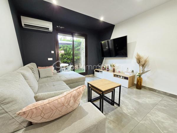 Situé au rez-de-chaussée de la Résidence du Parc, dans un cadre verdoyant aux portes de Grenoble, cet appartement T2 bis de 41 m² loi Carrez (49,62 m² au sol) est proposé avec son garage privatif en sus.
Idéalement situé, l'appartement dispose de toutes les commodités utiles pour votre quotidien. 

Construit en 1985, puis rénové intégralement en 2021, le bien fait partie d'une copropriété saine et bien gérée, avec des comptes parfaitement équilibrés et un fonds de travaux ALUR régulièrement alimenté.

Le bien en détails :
Surface habitable (loi Carrez) : 41 m²
Surface au sol : 49,62 m² grâce à sa mezzanine accessible depuis un escalier dépliable du salon
Garage individuel en sus
Année de construction : 1985
Installation électrique : conforme, aucune anomalie
Confort moderne : fibre optique, volets roulants électriques, douche italienne etc ... 

Charges & fiscalité :
Charges de copropriété : 1 257,49 €/an (dont 672,45 €/an récupérables sur locataire)
Appel de fonds trimestriel : 223,37 €
Taxe foncière 2025 : 1 132 €/an
Électricité (EDF Tarif Bleu, 6 kVA) : environ 677 €/an

Performance énergétique :
DPE : classe D – 188 kWh/m²/an
GES : classe B – 7 kg CO₂/m²/an
Coûts énergétiques estimés : entre 780 € et 1 110 €/an

Copropriété transparente :
Solde créditeur à zéro, aucun impayé, fonds de travaux ALUR constitué. PV des assemblées générales 2023, 2024 et 2025 disponibles sur demande.

Risques naturels avec prescriptions de travaux (inondation, mouvement de terrain) – Radon niveau 1 – Séisme niveau 4 – Aucune nuisance aérienne – Aucun risque minier ni technologique.

Bien présenté, dossier complet et transparent, idéal pour un premier achat en résidence principale ou un investissement locatif.
Contactez-moi pour organiser une visite !

Carole et Romain ROYANEZ – Votre couple immobilier pour concrétiser vos projets immobiliers !