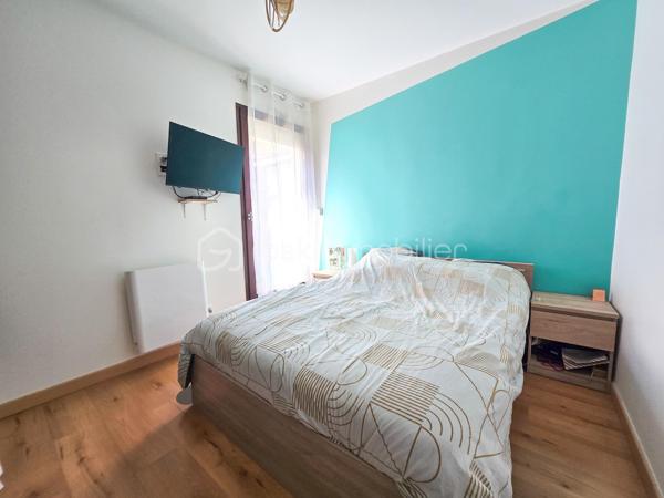 Situé au rez-de-chaussée de la Résidence du Parc, dans un cadre verdoyant aux portes de Grenoble, cet appartement T2 bis de 41 m² loi Carrez (49,62 m² au sol) est proposé avec son garage privatif en sus.
Idéalement situé, l'appartement dispose de toutes les commodités utiles pour votre quotidien. 

Construit en 1985, puis rénové intégralement en 2021, le bien fait partie d'une copropriété saine et bien gérée, avec des comptes parfaitement équilibrés et un fonds de travaux ALUR régulièrement alimenté.

Le bien en détails :
Surface habitable (loi Carrez) : 41 m²
Surface au sol : 49,62 m² grâce à sa mezzanine accessible depuis un escalier dépliable du salon
Garage individuel en sus
Année de construction : 1985
Installation électrique : conforme, aucune anomalie
Confort moderne : fibre optique, volets roulants électriques, douche italienne etc ... 

Charges & fiscalité :
Charges de copropriété : 1 257,49 €/an (dont 672,45 €/an récupérables sur locataire)
Appel de fonds trimestriel : 223,37 €
Taxe foncière 2025 : 1 132 €/an
Électricité (EDF Tarif Bleu, 6 kVA) : environ 677 €/an

Performance énergétique :
DPE : classe D – 188 kWh/m²/an
GES : classe B – 7 kg CO₂/m²/an
Coûts énergétiques estimés : entre 780 € et 1 110 €/an

Copropriété transparente :
Solde créditeur à zéro, aucun impayé, fonds de travaux ALUR constitué. PV des assemblées générales 2023, 2024 et 2025 disponibles sur demande.

Risques naturels avec prescriptions de travaux (inondation, mouvement de terrain) – Radon niveau 1 – Séisme niveau 4 – Aucune nuisance aérienne – Aucun risque minier ni technologique.

Bien présenté, dossier complet et transparent, idéal pour un premier achat en résidence principale ou un investissement locatif.
Contactez-moi pour organiser une visite !

Carole et Romain ROYANEZ – Votre couple immobilier pour concrétiser vos projets immobiliers !