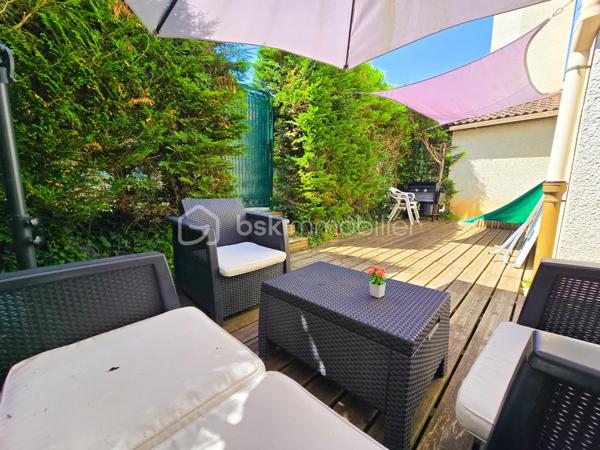 Situé au rez-de-chaussée de la Résidence du Parc, dans un cadre verdoyant aux portes de Grenoble, cet appartement T2 bis de 41 m² loi Carrez (49,62 m² au sol) est proposé avec son garage privatif en sus.
Idéalement situé, l'appartement dispose de toutes les commodités utiles pour votre quotidien. 

Construit en 1985, puis rénové intégralement en 2021, le bien fait partie d'une copropriété saine et bien gérée, avec des comptes parfaitement équilibrés et un fonds de travaux ALUR régulièrement alimenté.

Le bien en détails :
Surface habitable (loi Carrez) : 41 m²
Surface au sol : 49,62 m² grâce à sa mezzanine accessible depuis un escalier dépliable du salon
Garage individuel en sus
Année de construction : 1985
Installation électrique : conforme, aucune anomalie
Confort moderne : fibre optique, volets roulants électriques, douche italienne etc ... 

Charges & fiscalité :
Charges de copropriété : 1 257,49 €/an (dont 672,45 €/an récupérables sur locataire)
Appel de fonds trimestriel : 223,37 €
Taxe foncière 2025 : 1 132 €/an
Électricité (EDF Tarif Bleu, 6 kVA) : environ 677 €/an

Performance énergétique :
DPE : classe D – 188 kWh/m²/an
GES : classe B – 7 kg CO₂/m²/an
Coûts énergétiques estimés : entre 780 € et 1 110 €/an

Copropriété transparente :
Solde créditeur à zéro, aucun impayé, fonds de travaux ALUR constitué. PV des assemblées générales 2023, 2024 et 2025 disponibles sur demande.

Risques naturels avec prescriptions de travaux (inondation, mouvement de terrain) – Radon niveau 1 – Séisme niveau 4 – Aucune nuisance aérienne – Aucun risque minier ni technologique.

Bien présenté, dossier complet et transparent, idéal pour un premier achat en résidence principale ou un investissement locatif.
Contactez-moi pour organiser une visite !

Carole et Romain ROYANEZ – Votre couple immobilier pour concrétiser vos projets immobiliers !