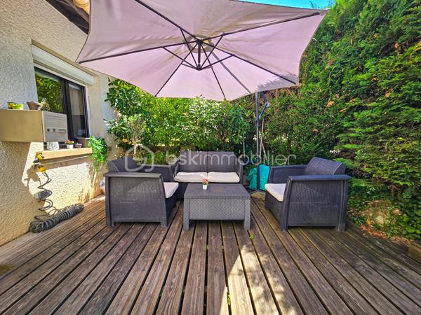 Situé au rez-de-chaussée de la Résidence du Parc, dans un cadre verdoyant aux portes de Grenoble, cet appartement T2 bis de 41 m² loi Carrez (49,62 m² au sol) est proposé avec son garage privatif en sus.
Idéalement situé, l'appartement dispose de toutes les commodités utiles pour votre quotidien. 

Construit en 1985, puis rénové intégralement en 2021, le bien fait partie d'une copropriété saine et bien gérée, avec des comptes parfaitement équilibrés et un fonds de travaux ALUR régulièrement alimenté.

Le bien en détails :
Surface habitable (loi Carrez) : 41 m²
Surface au sol : 49,62 m² grâce à sa mezzanine accessible depuis un escalier dépliable du salon
Garage individuel en sus
Année de construction : 1985
Installation électrique : conforme, aucune anomalie
Confort moderne : fibre optique, volets roulants électriques, douche italienne etc ... 

Charges & fiscalité :
Charges de copropriété : 1 257,49 €/an (dont 672,45 €/an récupérables sur locataire)
Appel de fonds trimestriel : 223,37 €
Taxe foncière 2025 : 1 132 €/an
Électricité (EDF Tarif Bleu, 6 kVA) : environ 677 €/an

Performance énergétique :
DPE : classe D – 188 kWh/m²/an
GES : classe B – 7 kg CO₂/m²/an
Coûts énergétiques estimés : entre 780 € et 1 110 €/an

Copropriété transparente :
Solde créditeur à zéro, aucun impayé, fonds de travaux ALUR constitué. PV des assemblées générales 2023, 2024 et 2025 disponibles sur demande.

Risques naturels avec prescriptions de travaux (inondation, mouvement de terrain) – Radon niveau 1 – Séisme niveau 4 – Aucune nuisance aérienne – Aucun risque minier ni technologique.

Bien présenté, dossier complet et transparent, idéal pour un premier achat en résidence principale ou un investissement locatif.
Contactez-moi pour organiser une visite !

Carole et Romain ROYANEZ – Votre couple immobilier pour concrétiser vos projets immobiliers !