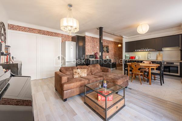 Posez vos valises dans ce superbe T4 de 67,26 m² (Loi Carrez), baigné de lumière grâce à sa double exposition Est/Ouest. 
Situé au 3ème étage d’une copropriété sécurisée (Vigik, interphone) avec ascenseur, il offre un cadre de vie idéal où tout se fait à pied : commerces, écoles, bus, gare et même les baignades au lac !

🛋️Les espaces de vie :
Une belle et chaleureuse pièce de vie de 29 m² avec cuisine ouverte, parfaite pour vos moments de convivialité.
​3 chambres confortables et spacieuses, dont une bénéficiant d'un accès direct à une agréable loggia.
​Une salle d'eau moderne et optimisée, équipée d'une grande douche à l'italienne et d'un WC suspendu.

🛠️Confort & Prestations :
​Isolation & Praticité : Fenêtres en PVC double vitrage avec système oscillo-battant.
Sécurité : Résidence calme et sécurisée.

🔥Le chauffage au gaz est collectif avec répartiteurs pour ne payer que votre consommation réelle.
Pour exemple : le montant actuel pour ce logement est d'environ 1200€ /an.
Il est compris dans les charges annuelles de copropriété d'un total de 2573,55€ pour le dernier exercice.

➕ Les "Plus" qui font la différence :
📦 Une cave saine de 7 m² (idéale pour le stockage).
🚲 Un local à vélos réservés uniquement aux résidents.
🚗 Un parking collectif fermé par une barrière électrique avec télécommande.

🔒 En option : Possibilité d'acheter une place de parking privative et sécurisée en sous-sol (en supplément).

📞 Un coup de cœur n'attend pas ! Contactez-moi vite pour programmer votre visite !