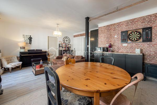 Posez vos valises dans ce superbe T4 de 67,26 m² (Loi Carrez), baigné de lumière grâce à sa double exposition Est/Ouest. 
Situé au 3ème étage d’une copropriété sécurisée (Vigik, interphone) avec ascenseur, il offre un cadre de vie idéal où tout se fait à pied : commerces, écoles, bus, gare et même les baignades au lac !

🛋️Les espaces de vie :
Une belle et chaleureuse pièce de vie de 29 m² avec cuisine ouverte, parfaite pour vos moments de convivialité.
​3 chambres confortables et spacieuses, dont une bénéficiant d'un accès direct à une agréable loggia.
​Une salle d'eau moderne et optimisée, équipée d'une grande douche à l'italienne et d'un WC suspendu.

🛠️Confort & Prestations :
​Isolation & Praticité : Fenêtres en PVC double vitrage avec système oscillo-battant.
Sécurité : Résidence calme et sécurisée.

🔥Le chauffage au gaz est collectif avec répartiteurs pour ne payer que votre consommation réelle.
Pour exemple : le montant actuel pour ce logement est d'environ 1200€ /an.
Il est compris dans les charges annuelles de copropriété d'un total de 2573,55€ pour le dernier exercice.

➕ Les "Plus" qui font la différence :
📦 Une cave saine de 7 m² (idéale pour le stockage).
🚲 Un local à vélos réservés uniquement aux résidents.
🚗 Un parking collectif fermé par une barrière électrique avec télécommande.

🔒 En option : Possibilité d'acheter une place de parking privative et sécurisée en sous-sol (en supplément).

📞 Un coup de cœur n'attend pas ! Contactez-moi vite pour programmer votre visite !