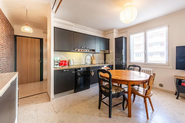 Posez vos valises dans ce superbe T4 de 67,26 m² (Loi Carrez), baigné de lumière grâce à sa double exposition Est/Ouest. 
Situé au 3ème étage d’une copropriété sécurisée (Vigik, interphone) avec ascenseur, il offre un cadre de vie idéal où tout se fait à pied : commerces, écoles, bus, gare et même les baignades au lac !

🛋️Les espaces de vie :
Une belle et chaleureuse pièce de vie de 29 m² avec cuisine ouverte, parfaite pour vos moments de convivialité.
​3 chambres confortables et spacieuses, dont une bénéficiant d'un accès direct à une agréable loggia.
​Une salle d'eau moderne et optimisée, équipée d'une grande douche à l'italienne et d'un WC suspendu.

🛠️Confort & Prestations :
​Isolation & Praticité : Fenêtres en PVC double vitrage avec système oscillo-battant.
Sécurité : Résidence calme et sécurisée.

🔥Le chauffage au gaz est collectif avec répartiteurs pour ne payer que votre consommation réelle.
Pour exemple : le montant actuel pour ce logement est d'environ 1200€ /an.
Il est compris dans les charges annuelles de copropriété d'un total de 2573,55€ pour le dernier exercice.

➕ Les "Plus" qui font la différence :
📦 Une cave saine de 7 m² (idéale pour le stockage).
🚲 Un local à vélos réservés uniquement aux résidents.
🚗 Un parking collectif fermé par une barrière électrique avec télécommande.

🔒 En option : Possibilité d'acheter une place de parking privative et sécurisée en sous-sol (en supplément).

📞 Un coup de cœur n'attend pas ! Contactez-moi vite pour programmer votre visite !