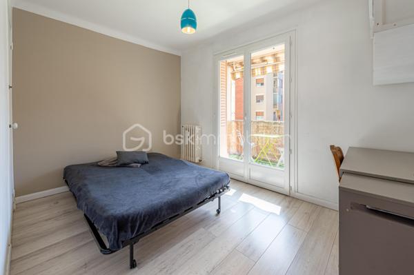 Posez vos valises dans ce superbe T4 de 67,26 m² (Loi Carrez), baigné de lumière grâce à sa double exposition Est/Ouest. 
Situé au 3ème étage d’une copropriété sécurisée (Vigik, interphone) avec ascenseur, il offre un cadre de vie idéal où tout se fait à pied : commerces, écoles, bus, gare et même les baignades au lac !

🛋️Les espaces de vie :
Une belle et chaleureuse pièce de vie de 29 m² avec cuisine ouverte, parfaite pour vos moments de convivialité.
​3 chambres confortables et spacieuses, dont une bénéficiant d'un accès direct à une agréable loggia.
​Une salle d'eau moderne et optimisée, équipée d'une grande douche à l'italienne et d'un WC suspendu.

🛠️Confort & Prestations :
​Isolation & Praticité : Fenêtres en PVC double vitrage avec système oscillo-battant.
Sécurité : Résidence calme et sécurisée.

🔥Le chauffage au gaz est collectif avec répartiteurs pour ne payer que votre consommation réelle.
Pour exemple : le montant actuel pour ce logement est d'environ 1200€ /an.
Il est compris dans les charges annuelles de copropriété d'un total de 2573,55€ pour le dernier exercice.

➕ Les "Plus" qui font la différence :
📦 Une cave saine de 7 m² (idéale pour le stockage).
🚲 Un local à vélos réservés uniquement aux résidents.
🚗 Un parking collectif fermé par une barrière électrique avec télécommande.

🔒 En option : Possibilité d'acheter une place de parking privative et sécurisée en sous-sol (en supplément).

📞 Un coup de cœur n'attend pas ! Contactez-moi vite pour programmer votre visite !