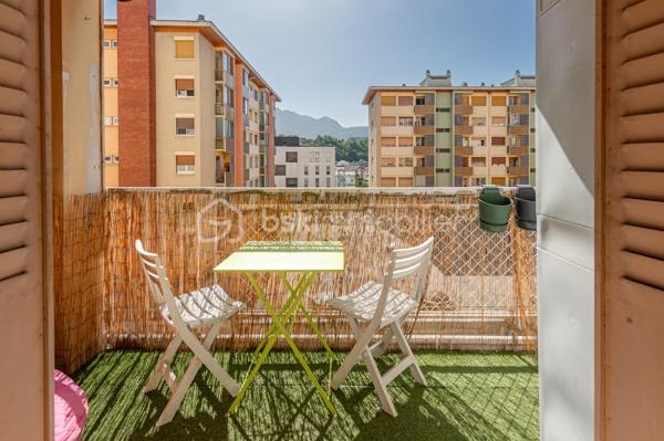 Posez vos valises dans ce superbe T4 de 67,26 m² (Loi Carrez), baigné de lumière grâce à sa double exposition Est/Ouest. 
Situé au 3ème étage d’une copropriété sécurisée (Vigik, interphone) avec ascenseur, il offre un cadre de vie idéal où tout se fait à pied : commerces, écoles, bus, gare et même les baignades au lac !

🛋️Les espaces de vie :
Une belle et chaleureuse pièce de vie de 29 m² avec cuisine ouverte, parfaite pour vos moments de convivialité.
​3 chambres confortables et spacieuses, dont une bénéficiant d'un accès direct à une agréable loggia.
​Une salle d'eau moderne et optimisée, équipée d'une grande douche à l'italienne et d'un WC suspendu.

🛠️Confort & Prestations :
​Isolation & Praticité : Fenêtres en PVC double vitrage avec système oscillo-battant.
Sécurité : Résidence calme et sécurisée.

🔥Le chauffage au gaz est collectif avec répartiteurs pour ne payer que votre consommation réelle.
Pour exemple : le montant actuel pour ce logement est d'environ 1200€ /an.
Il est compris dans les charges annuelles de copropriété d'un total de 2573,55€ pour le dernier exercice.

➕ Les "Plus" qui font la différence :
📦 Une cave saine de 7 m² (idéale pour le stockage).
🚲 Un local à vélos réservés uniquement aux résidents.
🚗 Un parking collectif fermé par une barrière électrique avec télécommande.

🔒 En option : Possibilité d'acheter une place de parking privative et sécurisée en sous-sol (en supplément).

📞 Un coup de cœur n'attend pas ! Contactez-moi vite pour programmer votre visite !