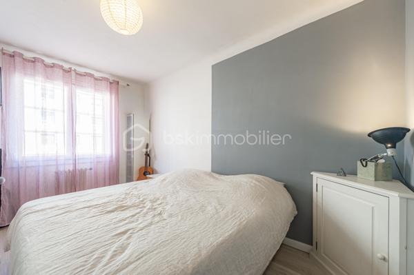 Posez vos valises dans ce superbe T4 de 67,26 m² (Loi Carrez), baigné de lumière grâce à sa double exposition Est/Ouest. 
Situé au 3ème étage d’une copropriété sécurisée (Vigik, interphone) avec ascenseur, il offre un cadre de vie idéal où tout se fait à pied : commerces, écoles, bus, gare et même les baignades au lac !

🛋️Les espaces de vie :
Une belle et chaleureuse pièce de vie de 29 m² avec cuisine ouverte, parfaite pour vos moments de convivialité.
​3 chambres confortables et spacieuses, dont une bénéficiant d'un accès direct à une agréable loggia.
​Une salle d'eau moderne et optimisée, équipée d'une grande douche à l'italienne et d'un WC suspendu.

🛠️Confort & Prestations :
​Isolation & Praticité : Fenêtres en PVC double vitrage avec système oscillo-battant.
Sécurité : Résidence calme et sécurisée.

🔥Le chauffage au gaz est collectif avec répartiteurs pour ne payer que votre consommation réelle.
Pour exemple : le montant actuel pour ce logement est d'environ 1200€ /an.
Il est compris dans les charges annuelles de copropriété d'un total de 2573,55€ pour le dernier exercice.

➕ Les "Plus" qui font la différence :
📦 Une cave saine de 7 m² (idéale pour le stockage).
🚲 Un local à vélos réservés uniquement aux résidents.
🚗 Un parking collectif fermé par une barrière électrique avec télécommande.

🔒 En option : Possibilité d'acheter une place de parking privative et sécurisée en sous-sol (en supplément).

📞 Un coup de cœur n'attend pas ! Contactez-moi vite pour programmer votre visite !