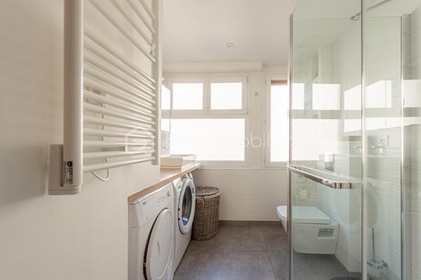 Posez vos valises dans ce superbe T4 de 67,26 m² (Loi Carrez), baigné de lumière grâce à sa double exposition Est/Ouest. 
Situé au 3ème étage d’une copropriété sécurisée (Vigik, interphone) avec ascenseur, il offre un cadre de vie idéal où tout se fait à pied : commerces, écoles, bus, gare et même les baignades au lac !

🛋️Les espaces de vie :
Une belle et chaleureuse pièce de vie de 29 m² avec cuisine ouverte, parfaite pour vos moments de convivialité.
​3 chambres confortables et spacieuses, dont une bénéficiant d'un accès direct à une agréable loggia.
​Une salle d'eau moderne et optimisée, équipée d'une grande douche à l'italienne et d'un WC suspendu.

🛠️Confort & Prestations :
​Isolation & Praticité : Fenêtres en PVC double vitrage avec système oscillo-battant.
Sécurité : Résidence calme et sécurisée.

🔥Le chauffage au gaz est collectif avec répartiteurs pour ne payer que votre consommation réelle.
Pour exemple : le montant actuel pour ce logement est d'environ 1200€ /an.
Il est compris dans les charges annuelles de copropriété d'un total de 2573,55€ pour le dernier exercice.

➕ Les "Plus" qui font la différence :
📦 Une cave saine de 7 m² (idéale pour le stockage).
🚲 Un local à vélos réservés uniquement aux résidents.
🚗 Un parking collectif fermé par une barrière électrique avec télécommande.

🔒 En option : Possibilité d'acheter une place de parking privative et sécurisée en sous-sol (en supplément).

📞 Un coup de cœur n'attend pas ! Contactez-moi vite pour programmer votre visite !