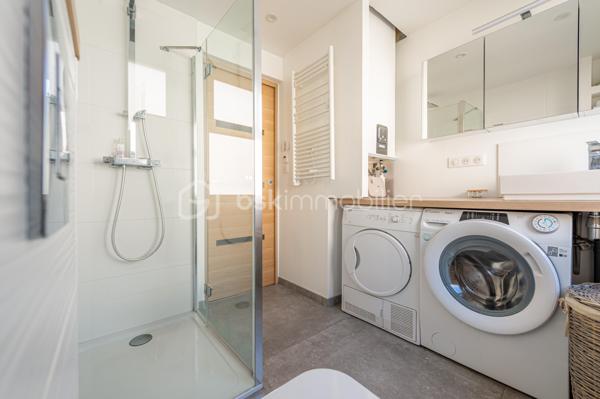 Posez vos valises dans ce superbe T4 de 67,26 m² (Loi Carrez), baigné de lumière grâce à sa double exposition Est/Ouest. 
Situé au 3ème étage d’une copropriété sécurisée (Vigik, interphone) avec ascenseur, il offre un cadre de vie idéal où tout se fait à pied : commerces, écoles, bus, gare et même les baignades au lac !

🛋️Les espaces de vie :
Une belle et chaleureuse pièce de vie de 29 m² avec cuisine ouverte, parfaite pour vos moments de convivialité.
​3 chambres confortables et spacieuses, dont une bénéficiant d'un accès direct à une agréable loggia.
​Une salle d'eau moderne et optimisée, équipée d'une grande douche à l'italienne et d'un WC suspendu.

🛠️Confort & Prestations :
​Isolation & Praticité : Fenêtres en PVC double vitrage avec système oscillo-battant.
Sécurité : Résidence calme et sécurisée.

🔥Le chauffage au gaz est collectif avec répartiteurs pour ne payer que votre consommation réelle.
Pour exemple : le montant actuel pour ce logement est d'environ 1200€ /an.
Il est compris dans les charges annuelles de copropriété d'un total de 2573,55€ pour le dernier exercice.

➕ Les "Plus" qui font la différence :
📦 Une cave saine de 7 m² (idéale pour le stockage).
🚲 Un local à vélos réservés uniquement aux résidents.
🚗 Un parking collectif fermé par une barrière électrique avec télécommande.

🔒 En option : Possibilité d'acheter une place de parking privative et sécurisée en sous-sol (en supplément).

📞 Un coup de cœur n'attend pas ! Contactez-moi vite pour programmer votre visite !