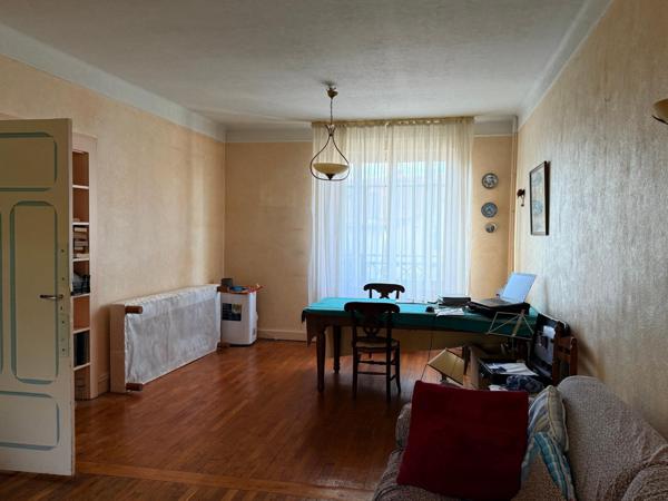 Maison de 136 m2, 4 ch, garage et terrain.