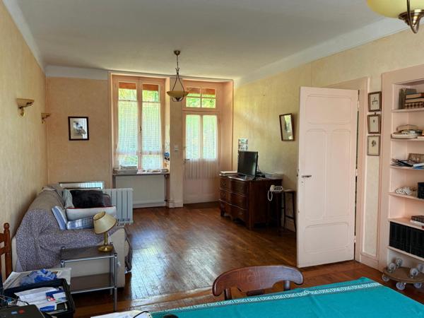 Maison de 136 m2, 4 ch, garage et terrain.